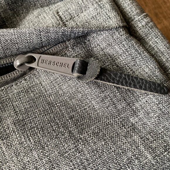Herschel Sandford Messenger Bag in Raven crosshatch, New without tags - Picture 14 of 14